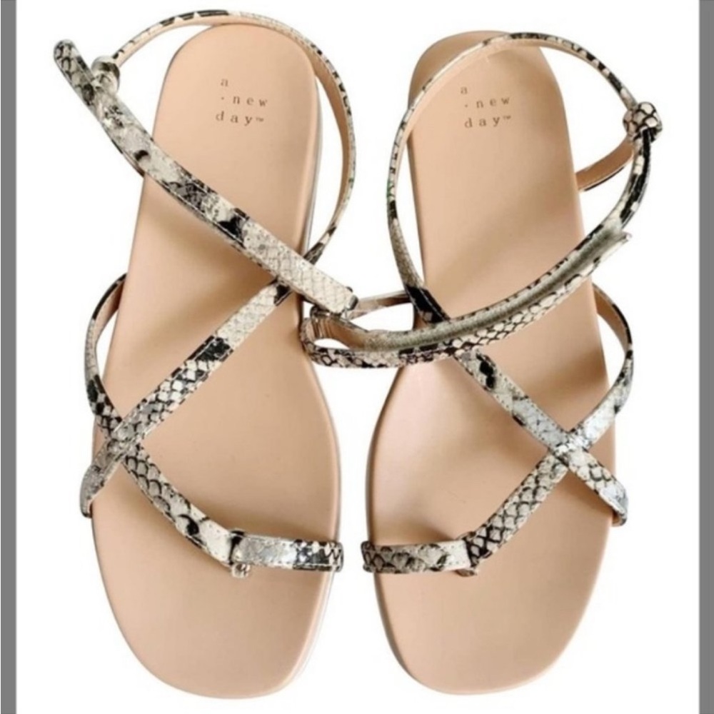 A New Day “Eden” Snake Print Strappy Toe Loop Sandals Gray.  NWOT.